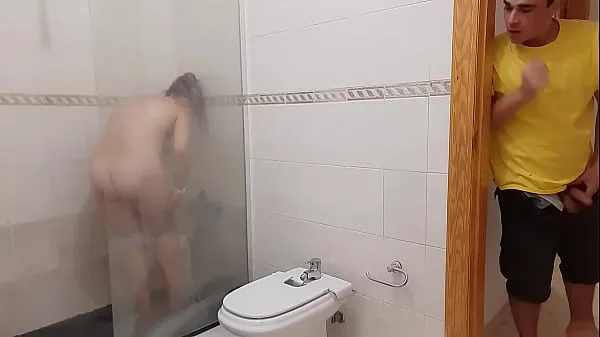 Büyük CHUBBY STEPMOM CAUGHT IN THE SHOWER NAKED AND ALSO WANTS STEPSON'S COCK yeni Video