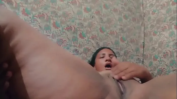 She was left alone at home and I took the opportunity to masturbate and show off for the camera Video baharu besar