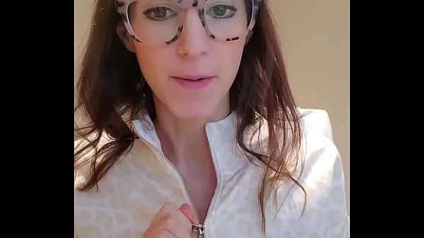 Grote Hotwife in glasses, MILF Malinda, using a vibrator at work nieuwe video's