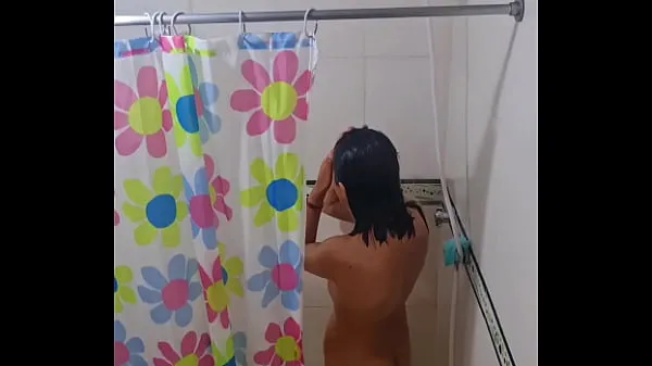 Spying on my best friend's Argentine wife in the shower Video baru yang besar