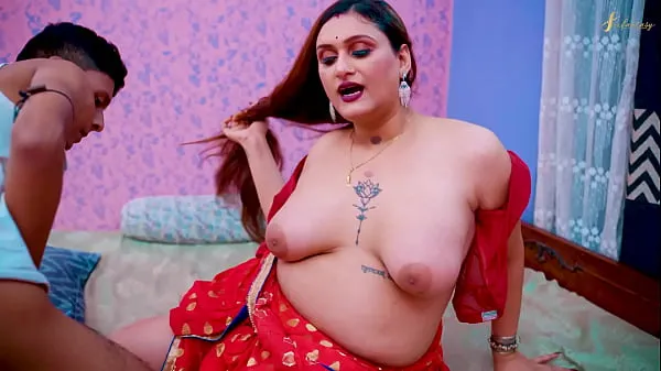 बड़े A sexy lady house owner seduces her servant for sex नए वीडियो