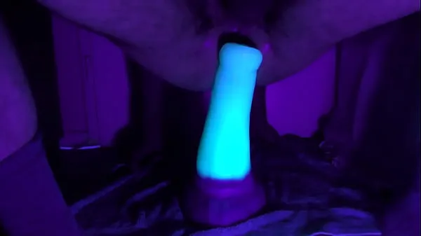 Μεγάλα Otter Dildo Balls Deep Black Light UV Anal Dildo Play - Glow in the Dark, Extreme DD Play νέα βίντεο