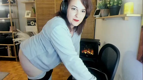 Veliki Italian stepmom farts under her big pajamas and makes you horny novi videoposnetki
