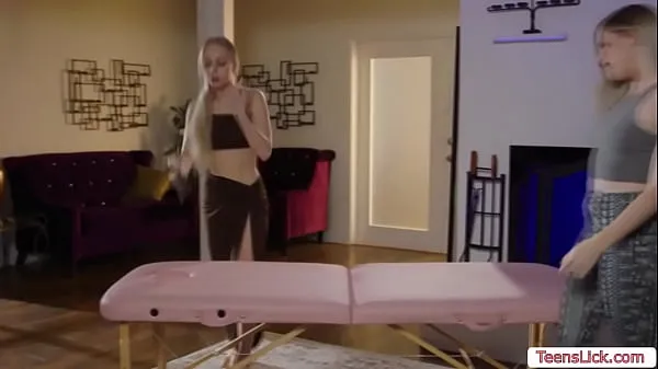 Isoja Teen masseuse enjoys licking her customers pussy uutta videota