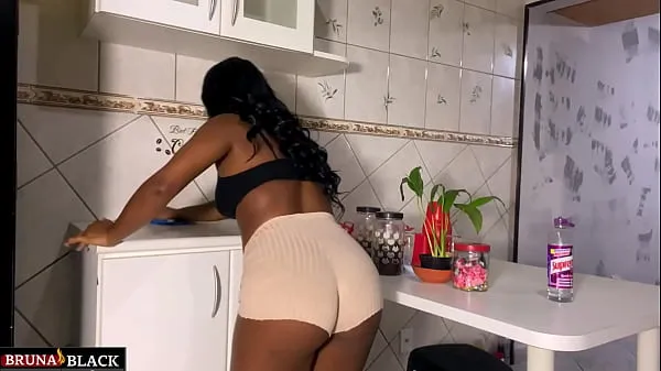 Grote Hot sex with the pregnant housewife in the kitchen, while she takes care of the cleaning. Complete nieuwe video's