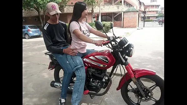I WAS TEACHING MY NEIGHBOR DEK NEIGHBORHOOD HOW TO RIDE A MOTORCYCLE, BUT THE HORNY GIRL SAT ON MY LEGS AND IT EXCITED ME HOW DELICIOUS Video baru yang besar