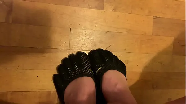 HUGE cumshot on Vibram Five-Fingers shoes Video baru yang besar