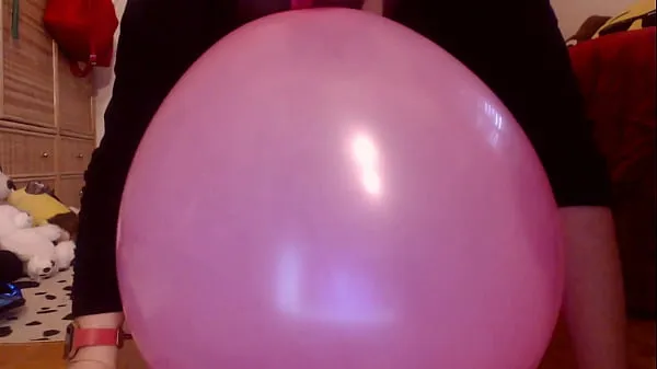 Italian milf cums on top of the balloons all wet Video baru yang besar