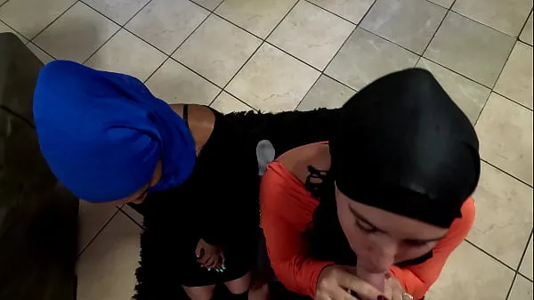 Grote Acting like Muslim women, sucking cock with hijabs on our heads, cum facial nieuwe video's