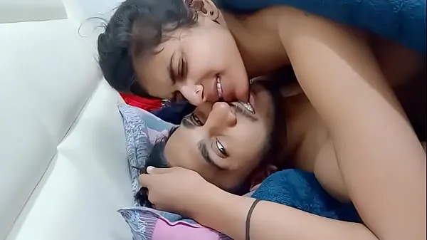 Veliki Desi Indian cute girl sex and kissing in morning when alone at home novi videoposnetki