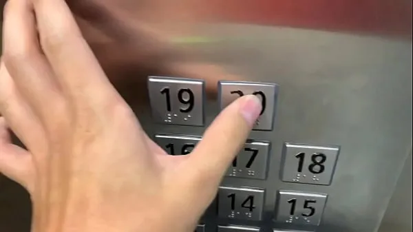 Große Sex in der Öffentlichkeit, im Aufzug mit einem Fremden und sie erwischen unsneue Videos