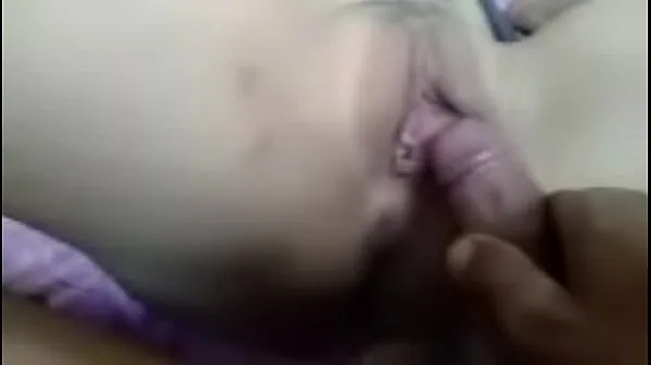 Veliki Spreading her pussy, beautiful Thai girl stuffs his cock in her clit novi videoposnetki