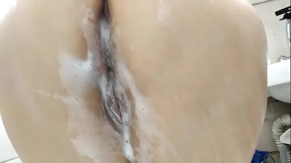 Veľké Charming mature Russian cocksucker takes a shower and her husband's sperm on her boobs nové videá