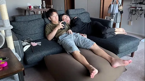 Sneak peak】Perverted girl came close to the guy chilling on sofa and Video mới lớn