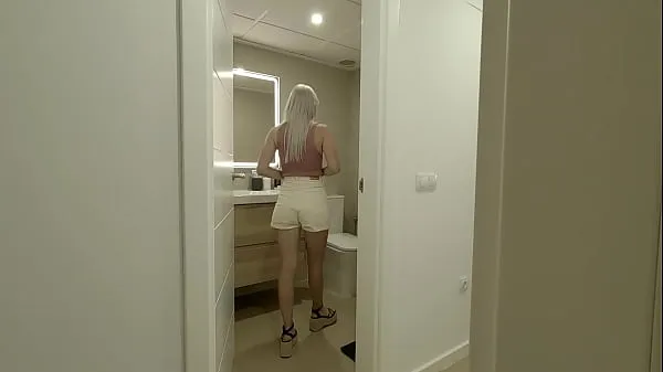 بڑے My roommate masturbates in the bathroom thinking she is alone and I arrive secretly giving me a handjob and she gives me a blowjob نئے ویڈیوز