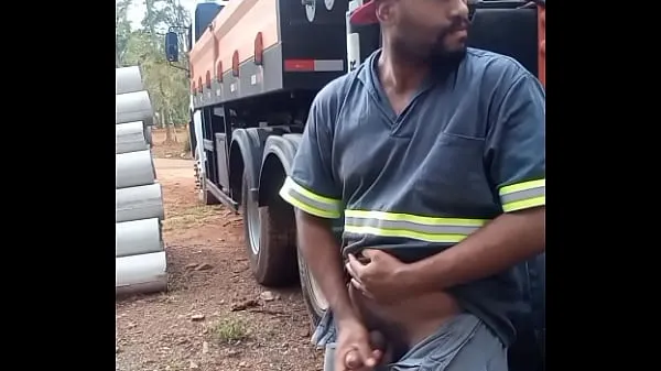 Duże Worker Masturbating on Construction Site Hidden Behind the Company Truck nowe filmy