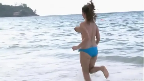bouncing beach boobs Video baru yang besar