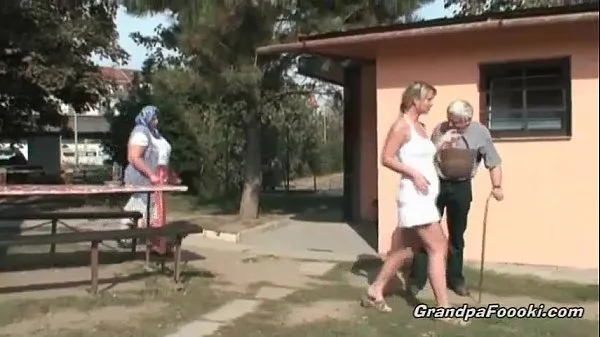 Veliki Blonde babe likes mature couples novi videoposnetki