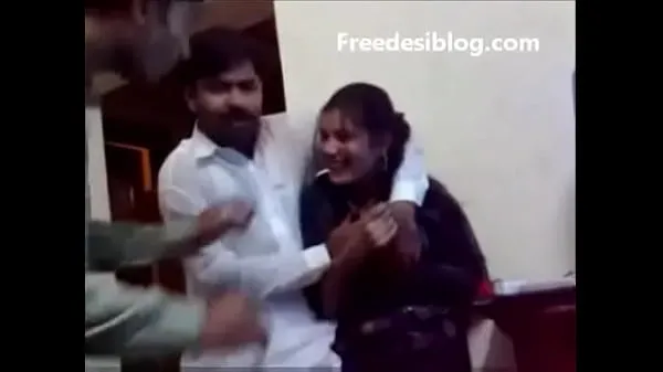 Store Pakistani Desi girl and boy enjoy in hostel room nye videoer