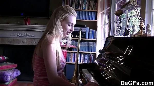 Store Dagfs - She Fucks During Her Piano Lesson nye videoer