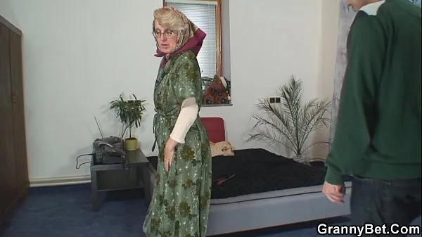 Lonely old grandma pleases an young guy مقاطع فيديو جديدة كبيرة